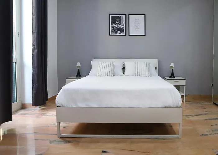 Modern Apartment At Piazza Del Gesu\' By Wonderful Italy